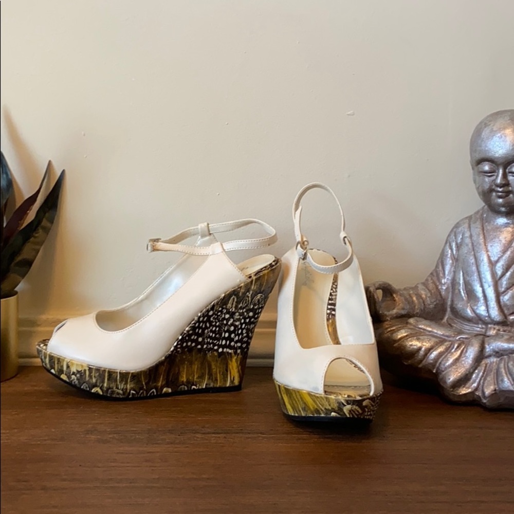 Qupid Cream Feather Wedges NWOT